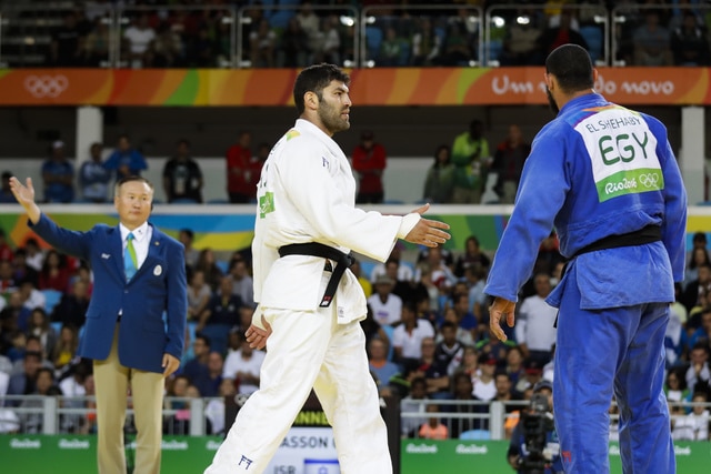 Egyptian judoka refuses to shake Israeli opponent’s hand