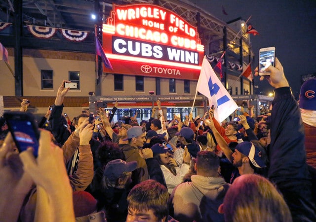 Cubs Win//Nov 2,2016 World Series Game 7 at CLE  Chicago cubs baseball,  Chicago cubs world series, Cubs games